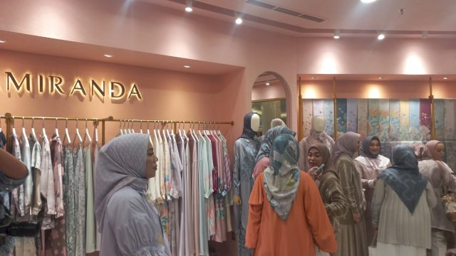 Desainer Kenamaan Ria Miranda Unjuk Koleksi Terbarunya di TSM Makassar