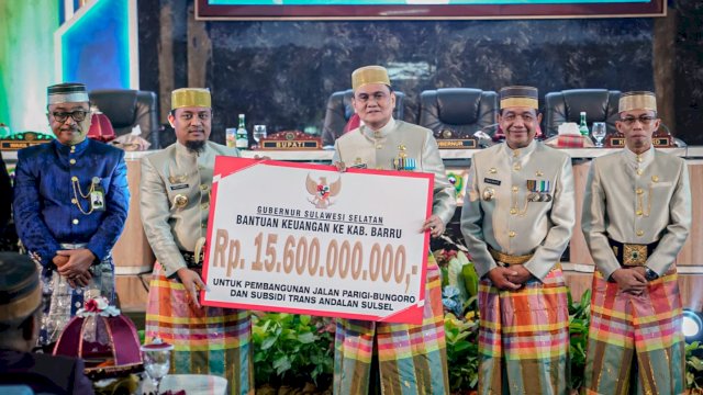 Gubernur Sulsel Andi Sudirman Sulaiman menyerahkan bantuan keuangan daerah kepada Bupati Barru, Suardi Saleh.