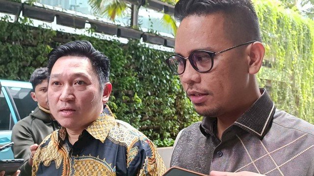 Pengacara Mario Dandy, Dolfie Rompas saat mendatangi Rumah Sakit (RS) Mayapada di Jakarta Selatan (Jaksel) Senin (27/2/2023)/Ist