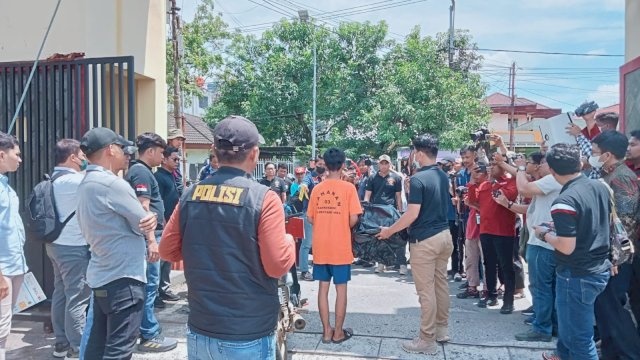 Polisi saat melakukan rekonstruksi penculikan dan pembunuhan bocah SD motif penjualan organ tubuh. Foto: Portalmedia.id/Reza