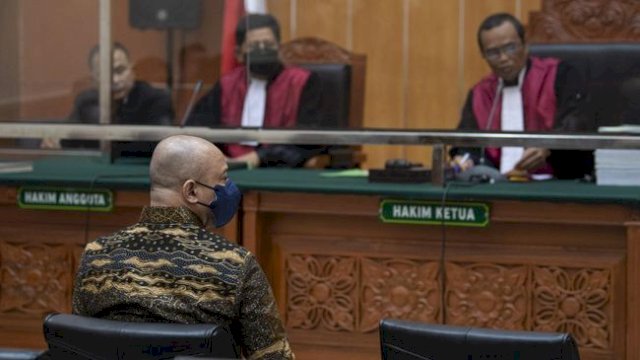 Mantan Kapolda Sumatera Barat Teddy Minahasa saat menjalani sidang di Jakarta Barat. Foto: dok cnn Indonesia