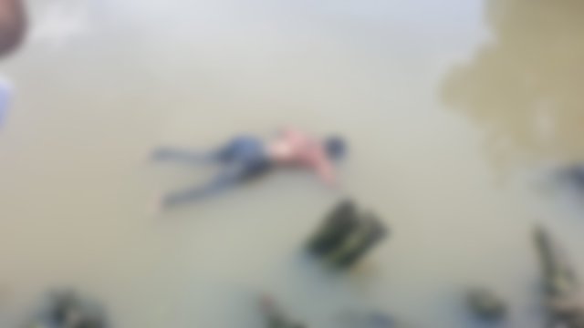 penampakan jasad wanita yang ditemukan mengapung di Sungai Tallo, Makassar, Selasa (28/2/2023). (Foto: reza/portalmedia) 