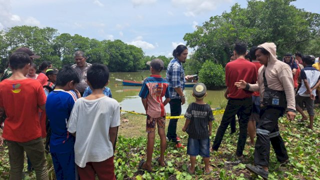 Warga yang memadati lokasi penemuan jasad wanita tanpa identitas di Sungai Tallo Makassar (Portal Media/Reza)