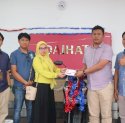 Perempuan Ini dapat Hadiah Motor setelah Beli Tiga Unit Mobil Daihatsu