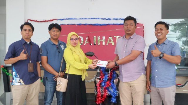 Perempuan Ini dapat Hadiah Motor setelah Beli Tiga Unit Mobil Daihatsu