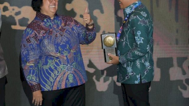  Bupati Bantaeng, Ilham Azikin menerima langsung piala Adipura ini di Gedung Manggala Wanabakti, Jakarta Pusat, Selasa (28/2/2023). (Foto: AkbarRazak/IST)