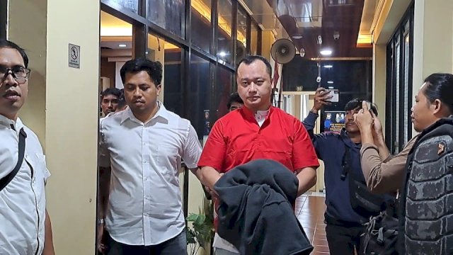 Eks Dirut PT CLM, Helmut Hermawan saat dibawa petugas Ditreskrimsus Polda Sulsel (Portal Media/Reza)
