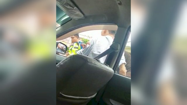 Potongan video viral yang memperlihatkan Ketua Ormas Matador Makassar saling dorong dengan petugas Polantas Polres Gowa (ist)