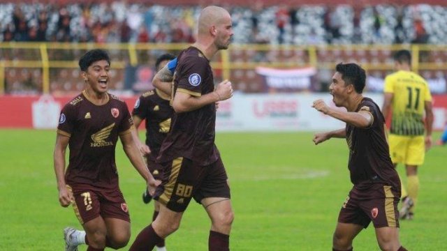 Pemain PSM Makassar melakukan selebrasi setelah mencetak gol. Foto: Ist.