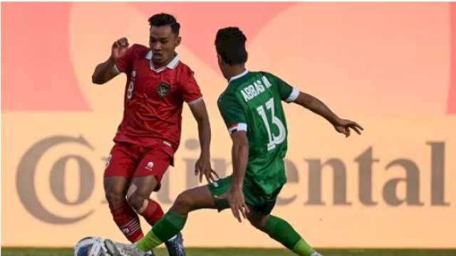 Pemain Timnas U-20 Indonesia Arkhan Fikri berebut bola dengan pemain Timnas U-20 Irak Abbas Majid dalam kualifikasi Grup A Piala Asia U-20 di Stadion Lokomotiv, Tashkent, Uzbekistan, Rabu (1/3/2023). Foto: suara.com