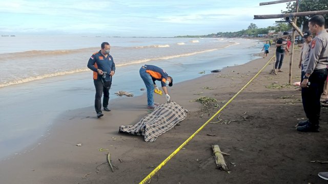  Tim Inafis Polrestabes Makassar yang melakukan pemeriksaan terhadap jasad pria tanpa identitas yang ditemukan terdampar dibibir pantai kawasan wisata Tanjung Bayang (ist/reza/portalmedia)