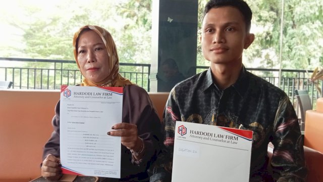 Ratna Amir didampingi kuasa hukumnya, Baso Faisal saat memberikan keterangan kepada awak media (Portal Media/Reza)