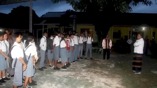 Para pelajar SMA di NTT masuk sekolah Jam 5 Pagi (IG @zonamahasiswa)