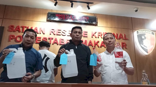 Kasat Reskrim Polrestabes Makassar, AKBP Ridwan JM Hutagaol saat ekspose di gedung Satreskrim Polrestabes Makassar (Portal Media/Reza)