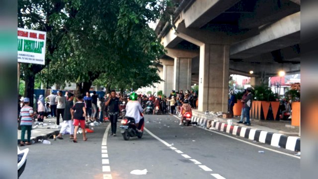Ket. Kerumunan massa yang terlibat saling serang di bilangan Jalan AP Pettarani, Makassar. Foto: ist