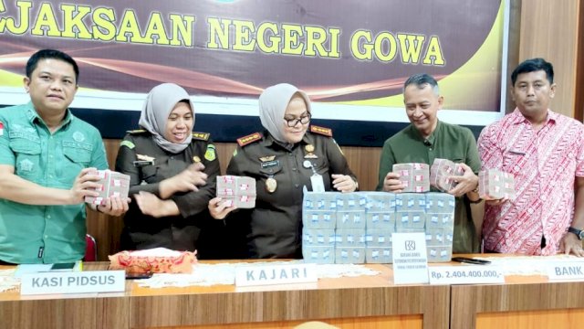 Kejari Gowa, Yeni Andriani menitipkan pengembalian dana 'fee' Kades dalam kasus korupsi pengadaan truk sampah ke BRI. Foto: Ist