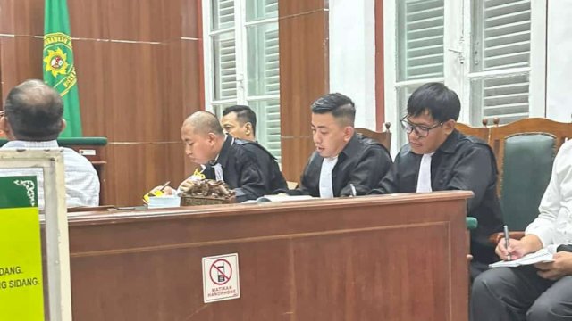 Para kuasa hukum terdakwa dalam kasus Honorarium Satpol PP Makassar saat hadir dalam persidangan di PN Makassar. Foto: ist