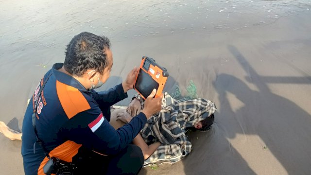 Tim Inafis Polrestabes Makassar yang melakukan pemeriksaan terhadap jasad pria tanpa identitas yang ditemukan terdampar dibibir pantai kawasan wisata Tanjung Bayang (ist/reza/portalmedia)