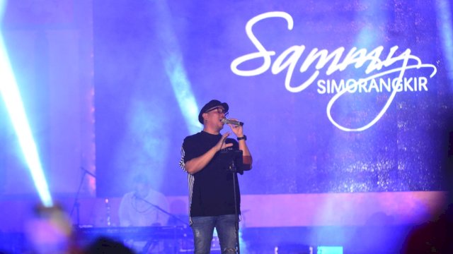 Sammy dan Kerispatih Berhasil Menyerap Energi Galau Penonton di Pelataran TSM Makassar 