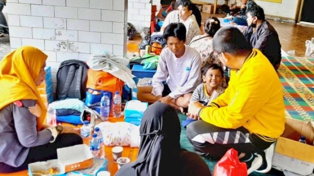 Warga mengungsi akibat kebakaran Depo Pertamina Plumpang.