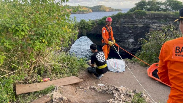 Proses evakuasi turis asal India yang jatuh dari tebing setinggi 40 meter di kawasan Pantai Broken Beach, Desa Bunga Mekar, Kecamatan Nusa Penida, Kabupaten Klungkung, Bali pada Sabtu (4/3/2023).  