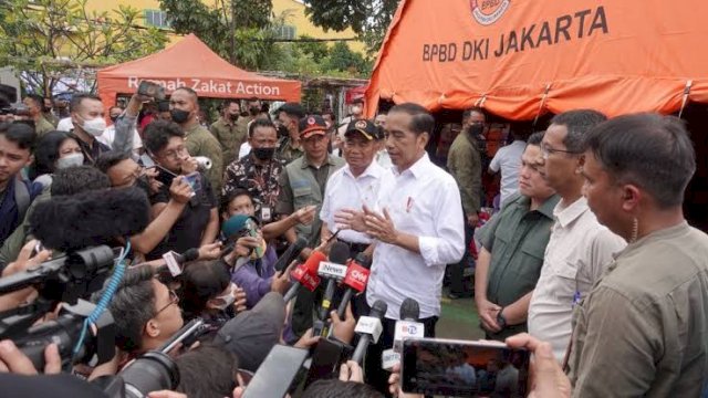 Jokowi saat mengunjungi korban kebakaran Depo Pertamina Plumpang. Foto: dok kompas 
