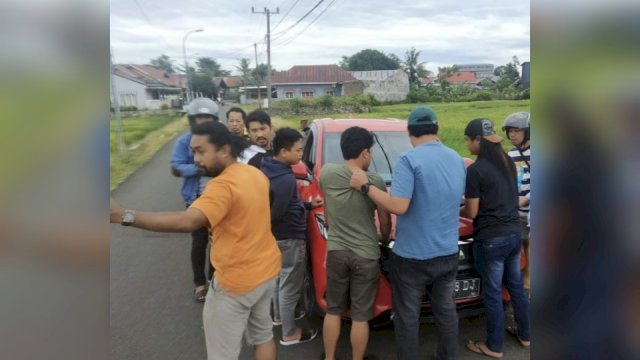 Polisi saat mengamankan pelaku Pencurian belasan handphone mewah di Kabupaten Bone. (Ist)