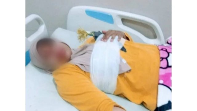 Bidan di RSUD Syekh Yusuf, Ratnawati (34) mendapat perawatan usai menjadi korban pembusuran oleh OTK di Gowa/Ist