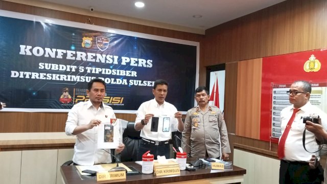 Polisi ketika menunjukkan barang bukti yang disita dari tangan Ernawati (Portal Media/Reza)