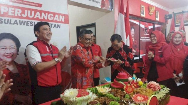 Berkunjung ke Makassar, Sekjen DPP PDIP Beri "Kado" Spesial untuk Rektor UNM