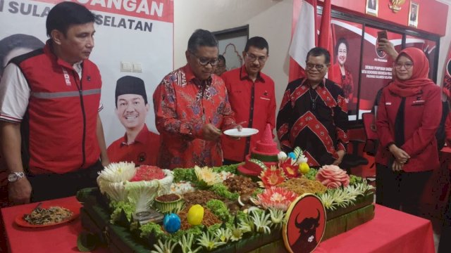 Sekjen PDIP, Hasto Kristiyanto saat melakukan peresmian Kantor DPD PDIP Sulsel/Ist