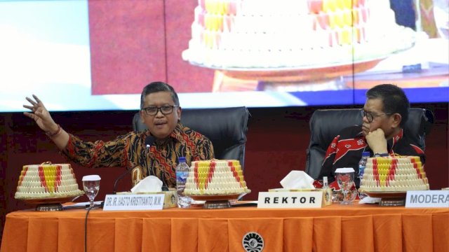 Sekjen DPP PDIP, Hasto Kristiyanto saat beri kuliah umum di Universitas Negeri Makassar. Foto: Ist