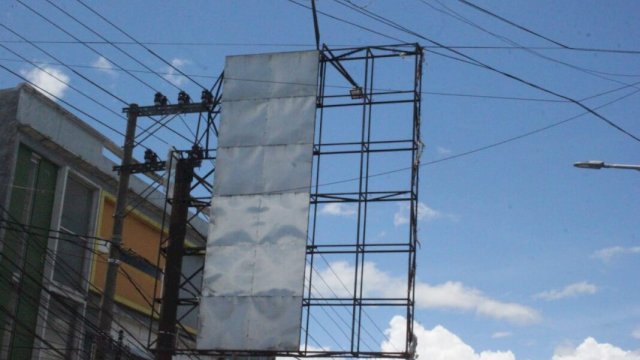 Papan Reklame Jatuh Timpa Pengedara Melintas, Korban Patah Tulang