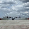 Kedatangan Pesawat Baru C-130J Super Hercules di Lanud Halim Diiringi Tradisi Water Salute