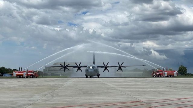 Penyambutan Pesawat militer C-130J Super Hercules  diiringi tradisi water salute di Lanud Halim Perdanakusuma