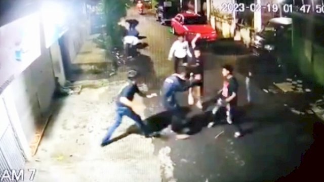 Potongan gambar rekaman CCTV yang memperlihatkan Ridha Tahir dikroyok sejumlah orang. Foto: ist
