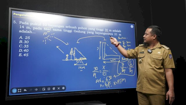  Gubernur Sulawesi Selatan (Sulsel) Andi Sudirman Sulaiman mengajar secara virtual melalui Smart School/Ist