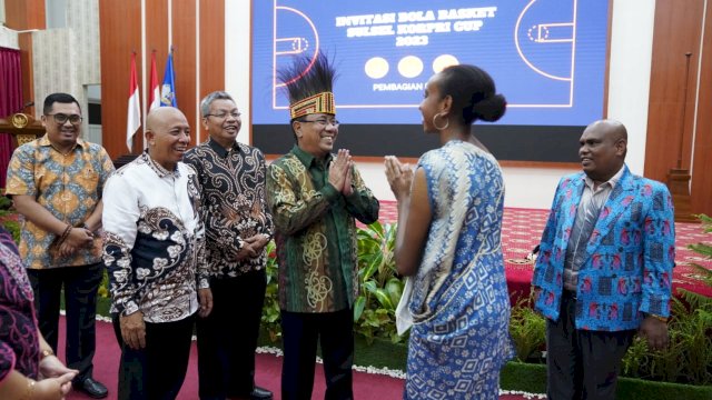 Penjabat Sekertaris Daerah Provinsi Sulsel, Andi Aslam Patonangi, menerima para kontingen kejuaraan basket dalam Welcome Dinner, di Baruga Karaeng Pattingalloang, Rumah Jabatan Gubernur Sulsel, Selasa malam, 7 Maret 2023.