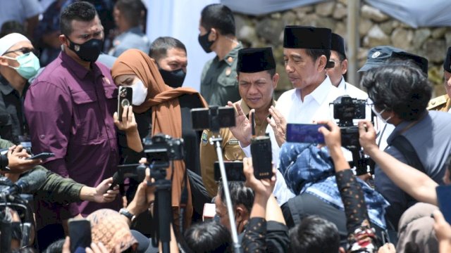 Presiden Jokowi memberikan keterangan pers, di Pondok Pesantren Al-Ittifaq, Kabupaten Bandung, Jabar.
