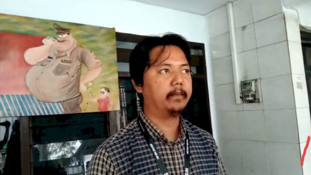 Ket. Wakil Direktur LBH Makassar, Azis Dumpa saat diwawancarai awak media. Foto: Portalmedia.id/Reza