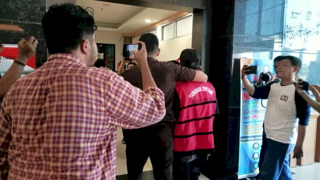 Petugas Kejati Sulsel yang menggelar ekspose penangkapan DPO Korupsi, Hamka bin Tuwo Kalbu. Foto: Portalmedia.id/Reza