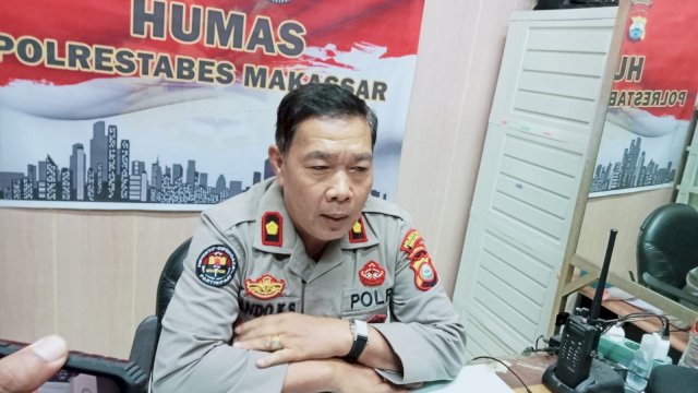 Kasi Humas Polrestabes Makassar, Kompol Lando K Sambolangi saat diwawancarai awak media di ruang kerjanya (Portal Media/Reza)