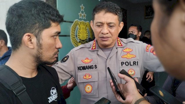 Kabid Humas Polda Sulsel, Kombes Pol Komang Suartana yang diwawancarai awak media di Mapolrestabes Makassar. Foto: Portalmedia.id/Reza