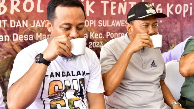 Gubernur Sulsel, Andi Sudirman Sulaiman, seruput kopi dalam giat &lsquo;Seruput Kopi 1.000 Gelas&rsquo; di Lapangan Desa Mappesangka, Kecamatan Ponre, Kabupaten Bone, Kamis, 9 Maret 2023