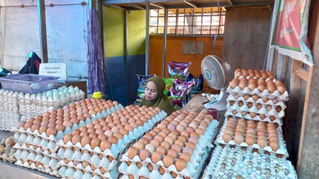 Stok telur di pasar Pa'baeng-baeng, Makassar.  (nurfitri)