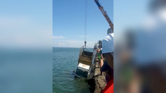 Truk sampah yang dievakuasi menggunakan crane naik kedarat (ist)