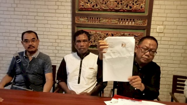 Orang tua RF didampingi kuasa hukumnya saat memberikan keterangan kepada awak media (Portal Media/Reza)