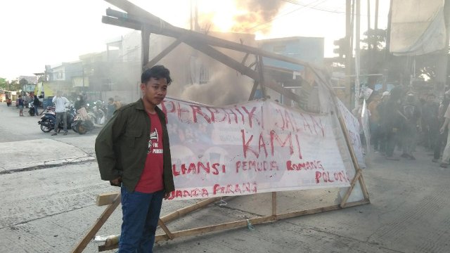 Warga Romang Polong melakukan aksi di Bundaran Samata Gowa, Foto: portalmedia.id/Irham