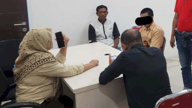 RF yang duduk (berseragam sekolah) didampingi sang ayah saat diamankan Tim Kejari Makassar (ist)