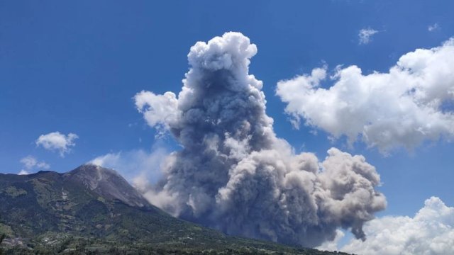 Kejadian luncuran awan panas G. Merapi siang ini Setu Legi, 11/03 pukul 12.12 WIB. (twitter TRC BPBD DIY)